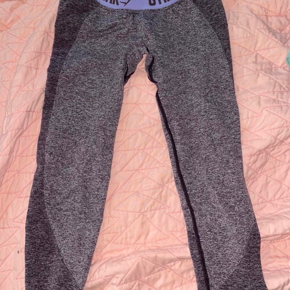 Purple gym shark leggings in purple